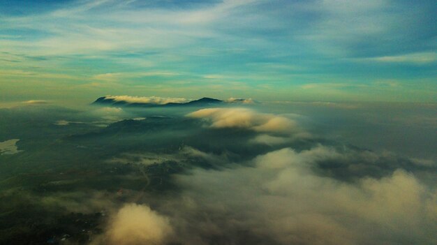 Montagne e nebbia in Tailandia