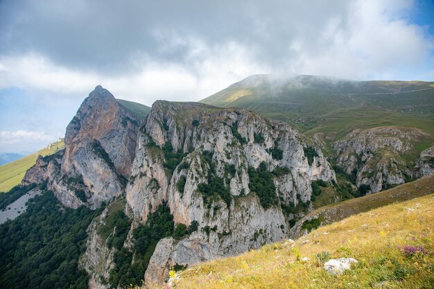 montagne estive verde erba e cielo blu paesaggio