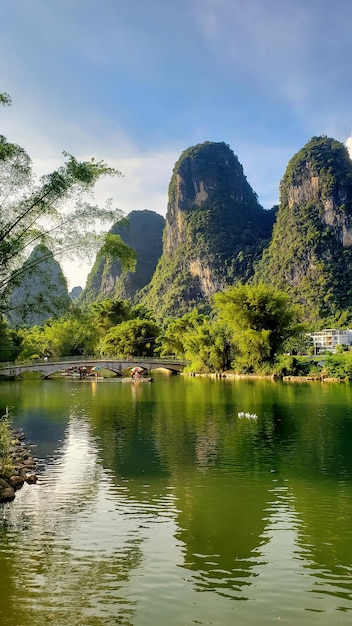 Montagne gialle di Huangshan dal fiume in Cina