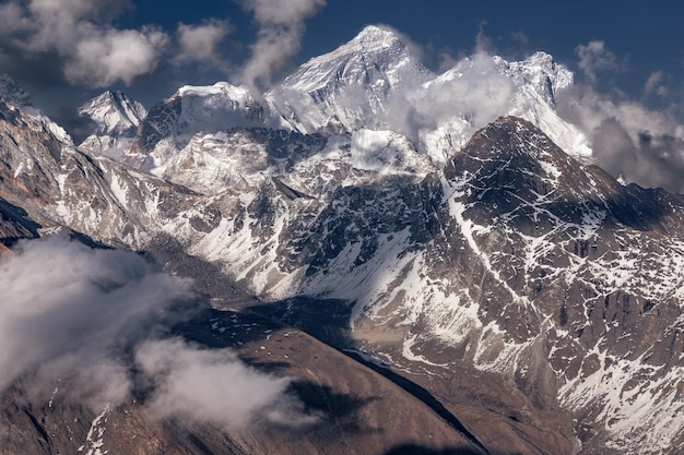 Montagne himalayane paesaggio panorama del Monte Everest e Lhotse da Gokyo Ri prima del tramonto Nepal