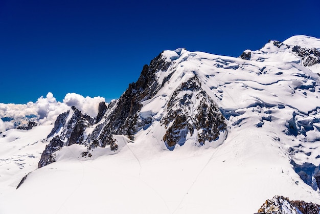 Montagne innevate Chamonix Mont Blanc Alpi dell'Alta Savoia Francia