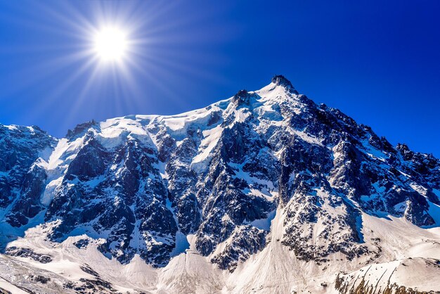 Montagne innevate Chamonix Mont Blanc Alpi dell'Alta Savoia Francia