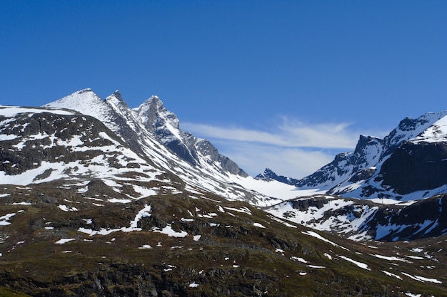 Montagne innevate con cielo azzurro, Norvegia