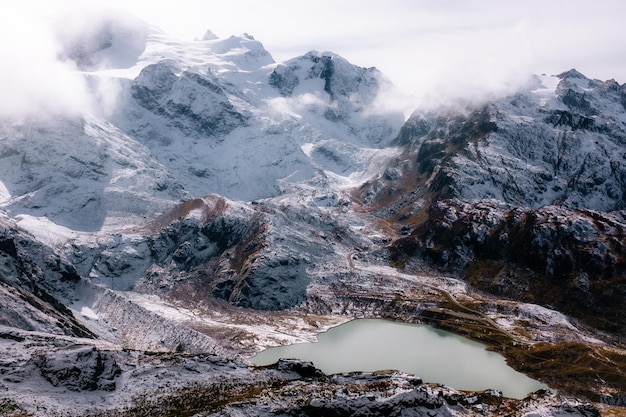 Montagne innevate contro il cielo