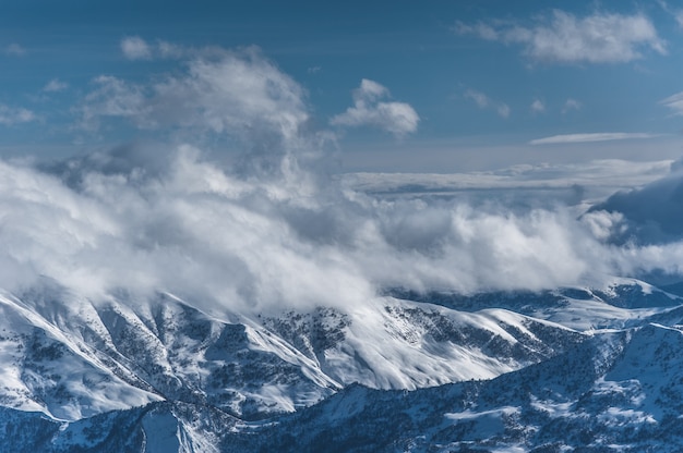 Montagne innevate d'inverno in giornata di sole. Montagne del Caucaso, Georgia, dalla stazione sciistica Gudauri