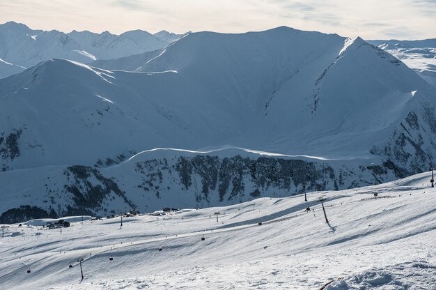 Montagne innevate d'inverno in giornata di sole. Montagne del Caucaso, Georgia, dalla stazione sciistica Gudauri