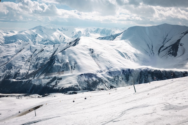 Montagne innevate d'inverno nel giorno del sole