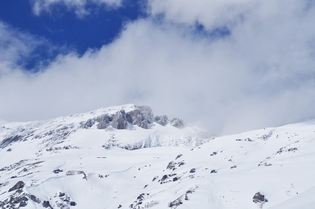 Montagne innevate di Arkhyz, Russia. Stazione sciistica nel Caucaso