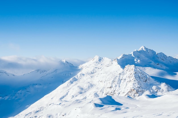 Montagne innevate di inverno. Bellissimo paesaggio invernale