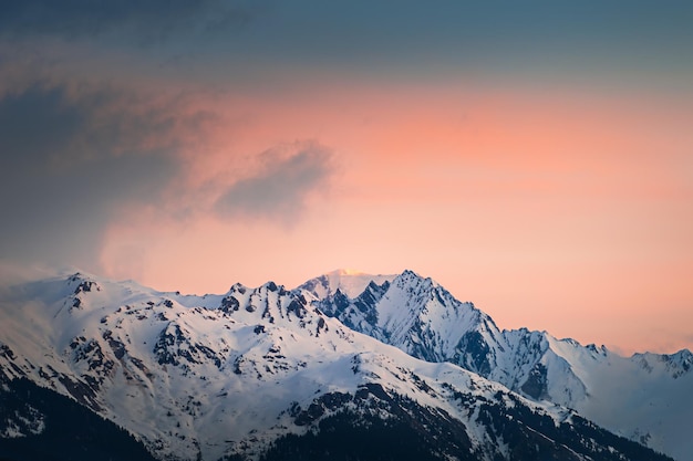 Montagne innevate e il cielo rosa all'alba Alpi Francia