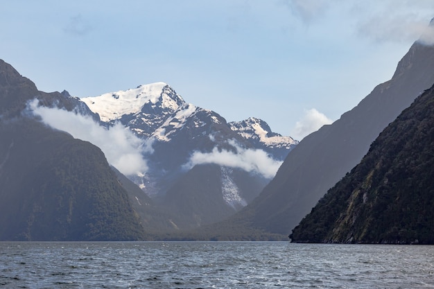 Montagne innevate e paesaggi lacustri in Nuova Zelanda