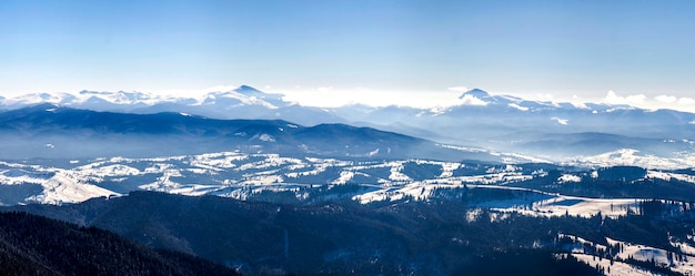 Montagne innevate invernali. Paesaggio artico. Colorata scena all'aperto