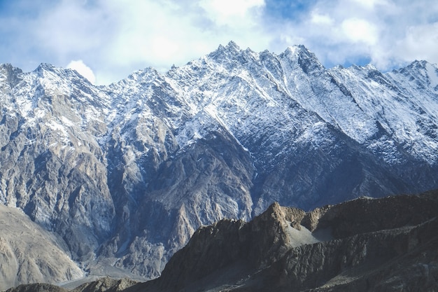 Montagne innevate nella catena del Karakorum. Passu, Pakistan.