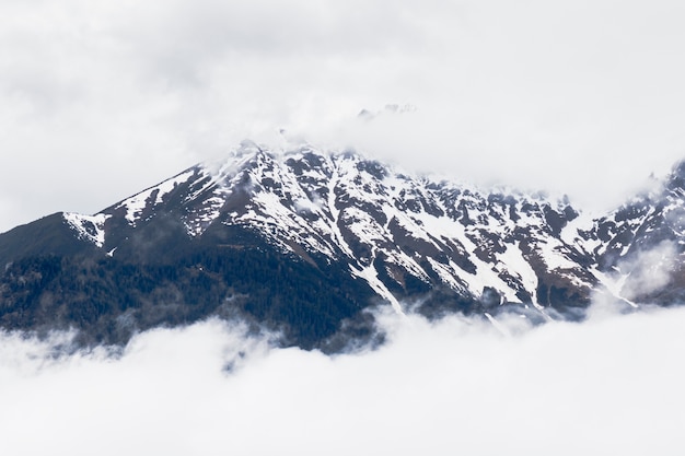 Montagne innevate nelle Alpi