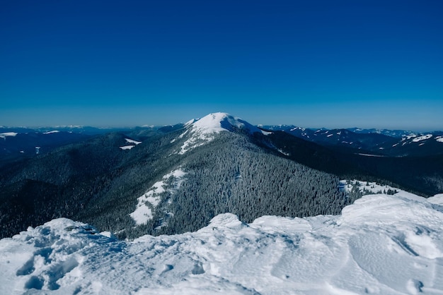 Montagne innevate su uno sfondo di cielo blu