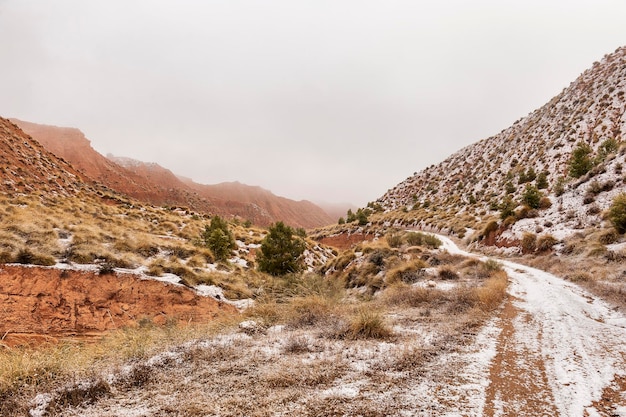 Montagne marroni parzialmente innevate contro un cielo blu scuro