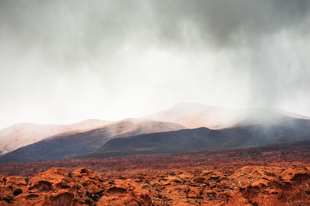 Montagne nel deserto durante la pioggia. Altopiano Altiplano, Bolivia. Paesaggi del Sud America