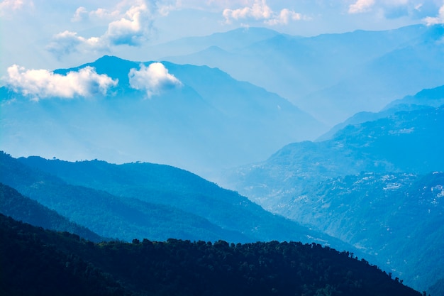 Montagne nel tono blu con le nuvole, viaggio in India, gamma dell'Himalaya, immagine del paesaggio