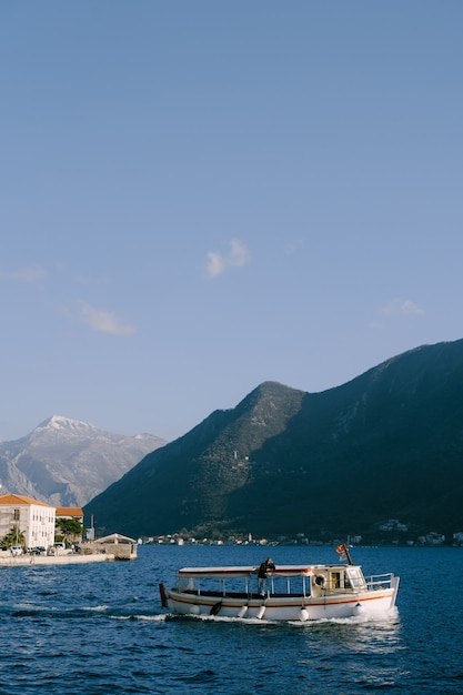 Montagne nella città di Perast vicino alla Baia di Kotor. Piacere barca a motore.