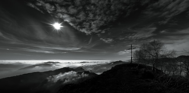 Montagne panoramiche con croce di vetta