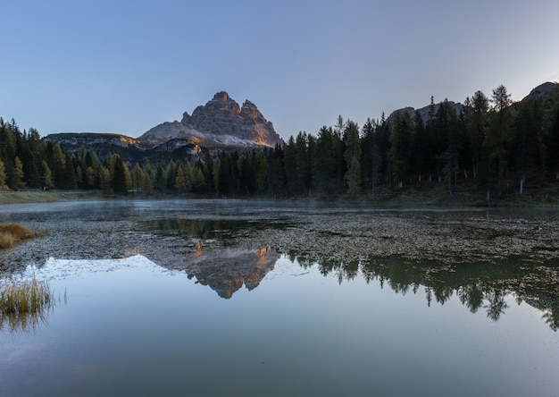 montagne riflesse su un lago