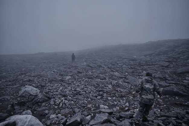 montagne rocce pietre nebbia paesaggio, sfondo minimalismo