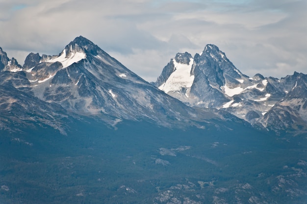 montagne rocciose con neve