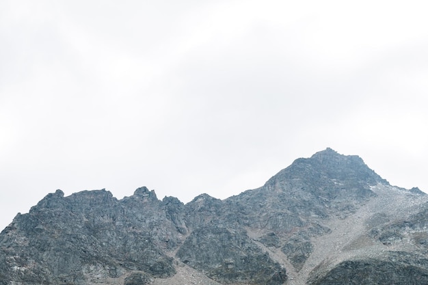Montagne rocciose contro un cielo limpido