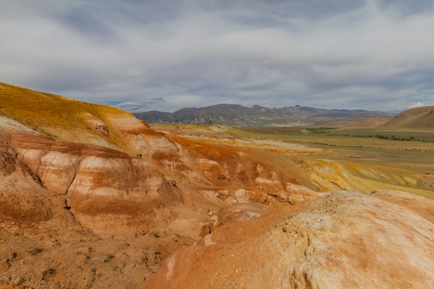 Montagne rosse nella valle di Kyzyl Chin in Altay