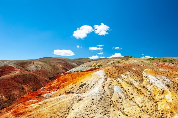 Montagne rosse nella valle Kyzyl-Chin, chiamata anche valle di Marte. Altai, Siberia, Russia