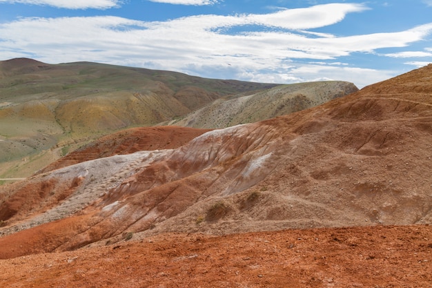 Montagne rosse nella valle Kyzyl-Chin in Altay