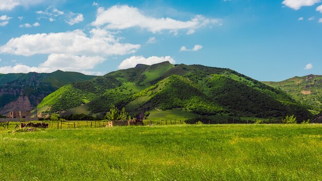 Montagne verdi e paesaggio di nuvole blu