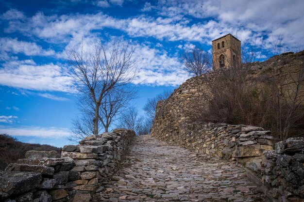 Montanana huesca aragona spagna salita e tratto finale con sentiero e muretto verso Santa Maria de Baldos