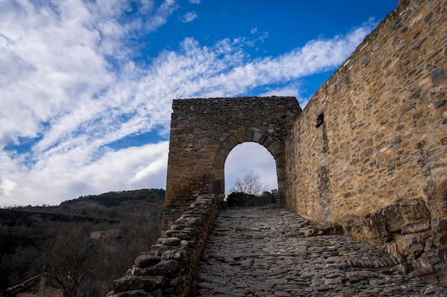 Montanana huesca aragona spagna vecchia porta ad arco in pietra