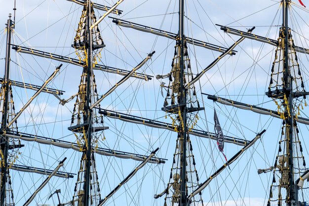 Montanti della vecchia nave contro il cielo blu.