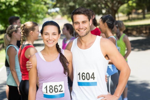 Montare gli amici prima di correre nel parco