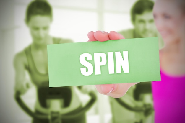 Montare la carta bionda in possesso che dice spin contro la lezione di spinning in palestra