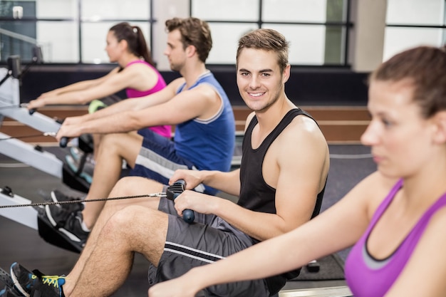 Montare le persone sulla trafilatrice in palestra