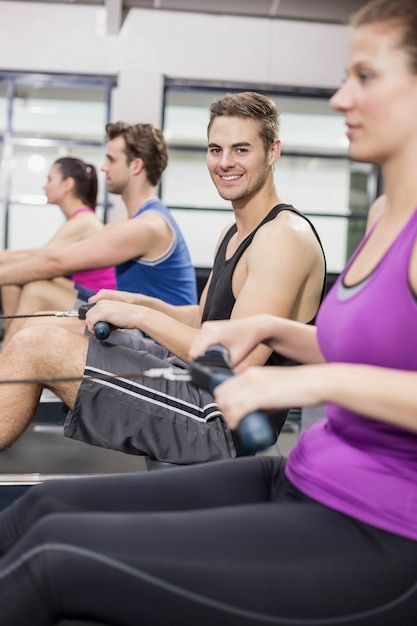 Montare le persone sulla trafilatrice in palestra