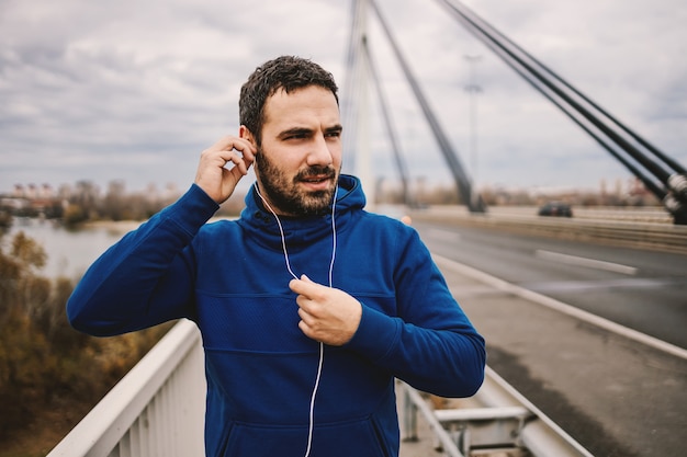 Montare lo sportivo in piedi sul ponte e mettere gli auricolari.