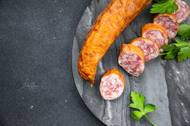 montbeliard salsiccia carne di maiale manzo fresco involucro di collagene salsiccia cibo spuntino sul tavolo