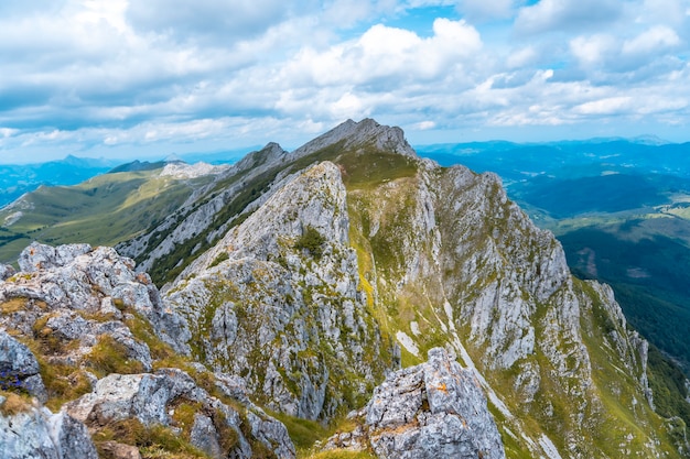 Monte Aizkorri 1523 metri, il più alto di Guipúzcoa. Paesi Baschi Salita attraverso San Adrián e ritorno attraverso i campi di Oltza. Guardando dall'alto in alto