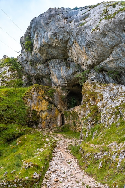 Monte Aizkorri, Guipuzcoa. Ingresso della grotta di San Adría