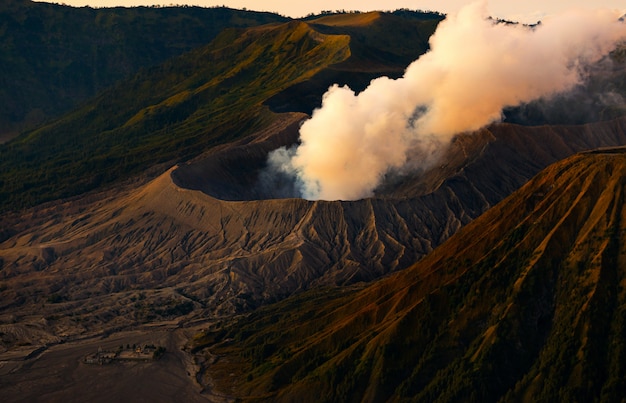 Monte Bromo un vulcano attivo con il sole che splende giù, East Java, Indonesia