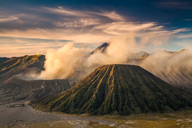 Monte Bromo vulcano all'alba nel Parco Nazionale Bromo Tengger Semeru East Java Indonesia