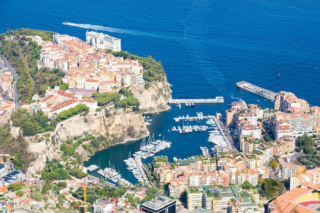 Monte Carlo vista panoramica della città con mare blu in estate