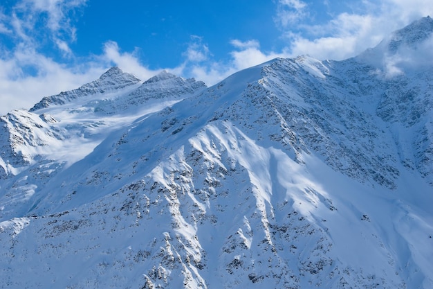 Monte Elbrus con piste da sci Caucaso montagne innevate Sci alpino all'aria aperta