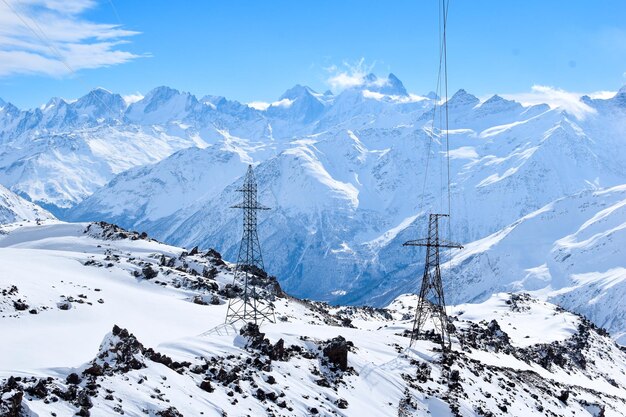 Monte Elbrus con piste da sci Caucaso montagne innevate Sci alpino in montagna in inverno