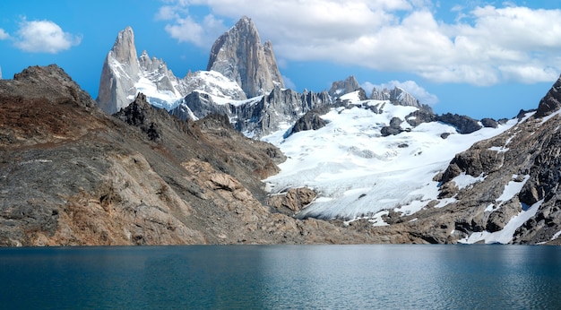 monte fitz roy e panorama di neve in una giornata di sole