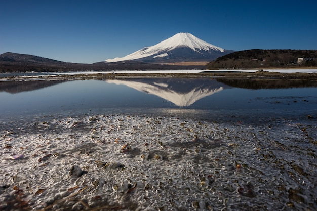 Monte Fuji con lago ghiacciato